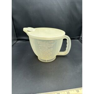 Vintage 1977 Tupperware 4 Cup Measure w/Lid & Pour Spout Red/Blue Print